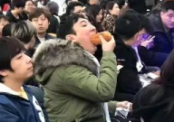 饭后娱乐吃瓜群众图片